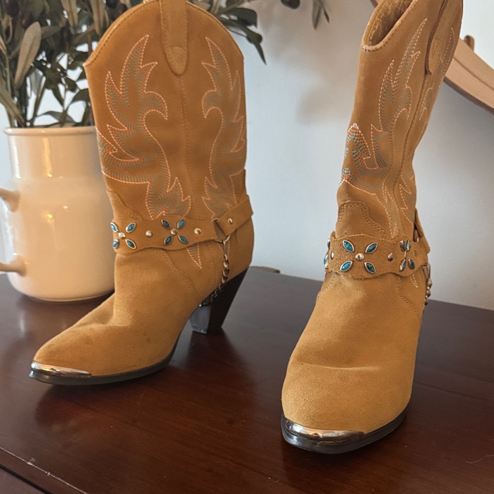 Dingo Tan Heeled Boots with Blue Accents